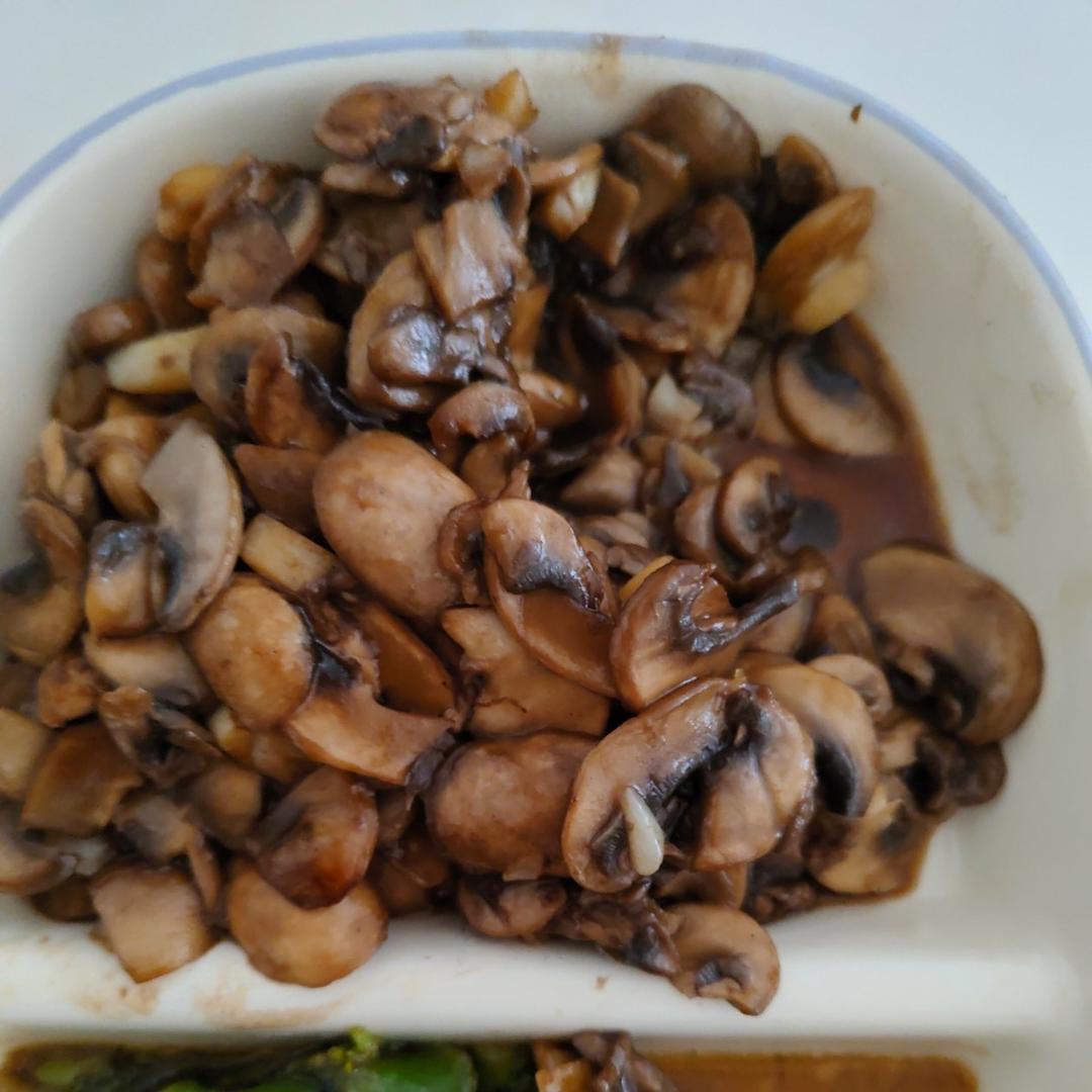 鲜香嫩滑！好吃不胖的蒜香炒口蘑！
