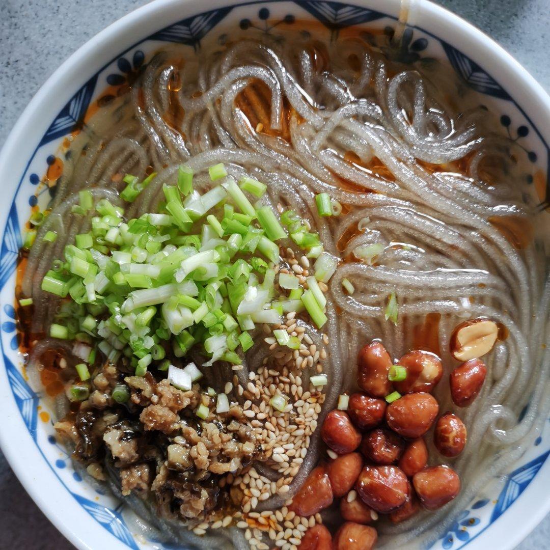厨房小白都会的超级简单过瘾的酸辣粉