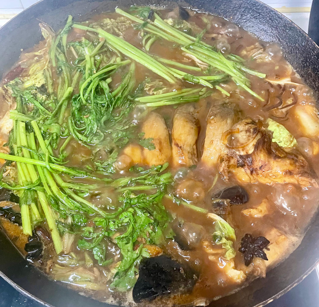 有炒勺就能做的一一家庭版铁锅炖鱼烀饼子