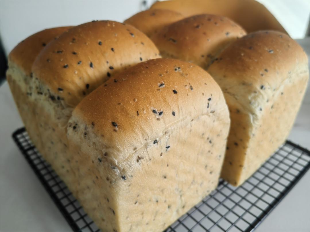 黑芝麻奇亚籽吐司