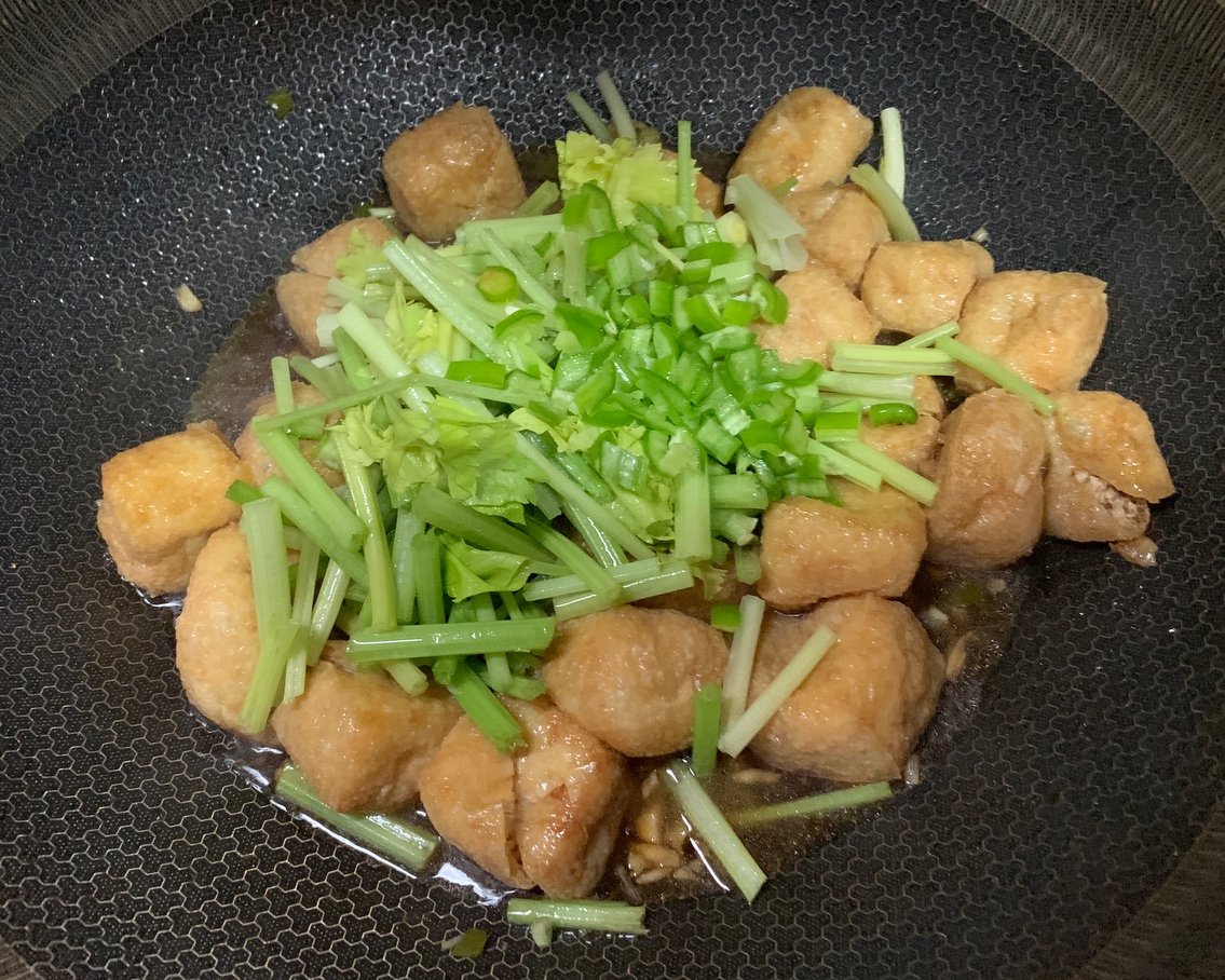 油豆腐炒芹菜的做法 步骤5