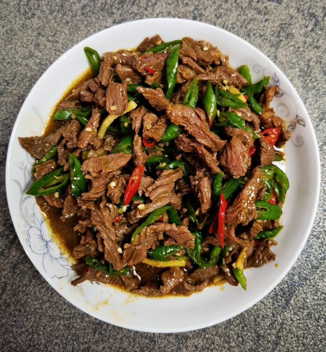 厨师长教你：“青椒牛肉丝”的家常做法，家乡的味道，先收藏了