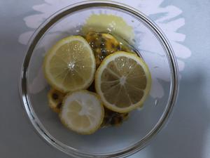 养颜美白之百香果柠檬蜂蜜水果茶的做法 步骤4