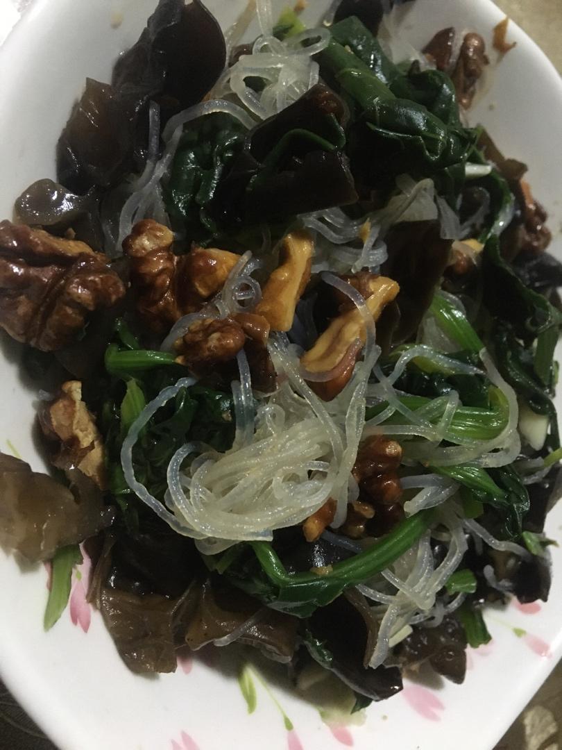 果仁菠菜拌木耳