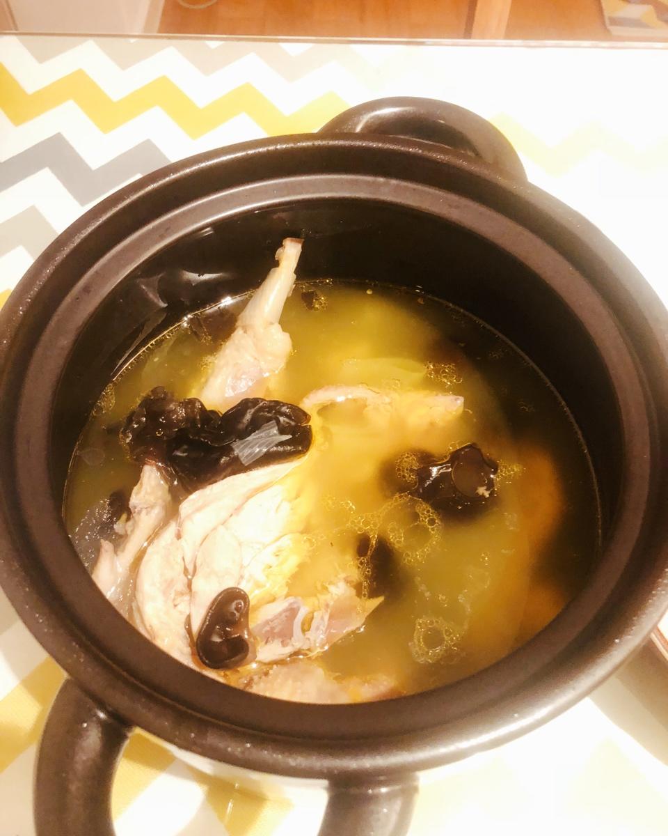 黑木耳炖鸡汤