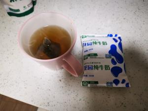 红茶绿茶乌龙茶都可以的焦糖奶茶的做法 步骤1