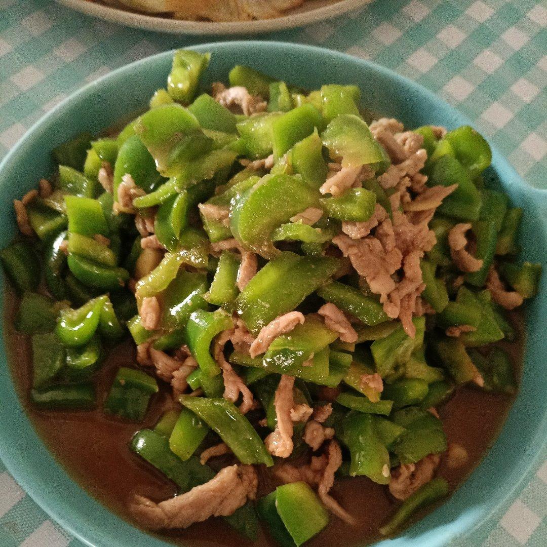 经典的家常菜，青椒炒肉丝，简单的食材也能做出如此美味