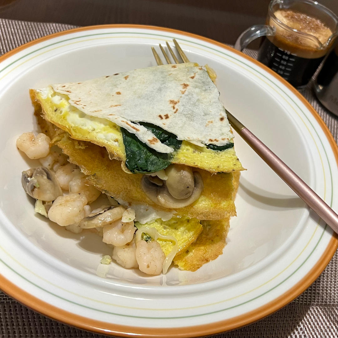 卷饼吃法『芝士虾仁菠菜口蘑蛋饼』