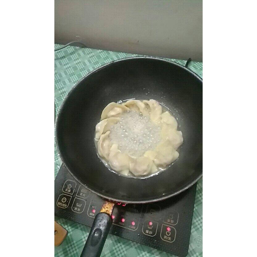 鲜肉锅贴