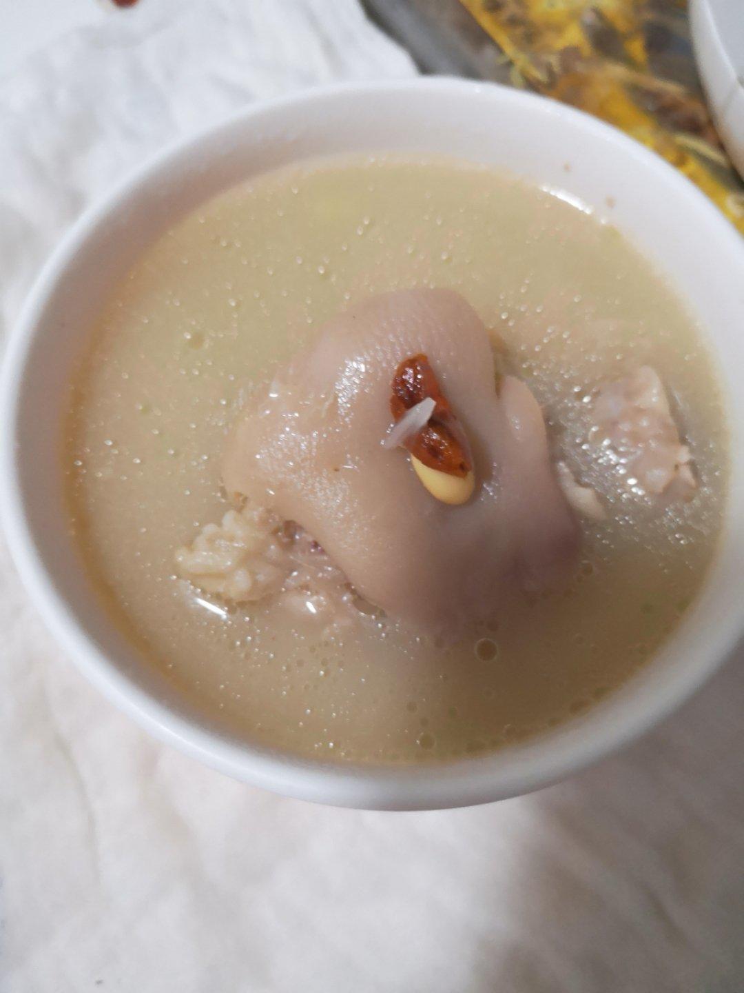 黄豆花生猪脚汤