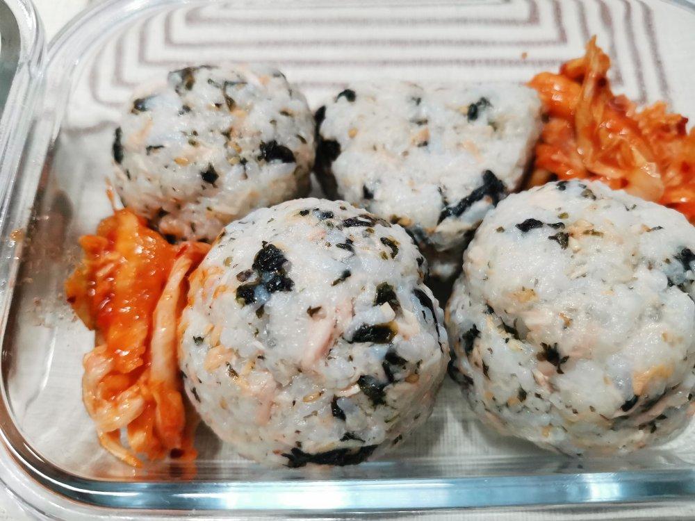 五分钟快手金枪鱼海苔饭团