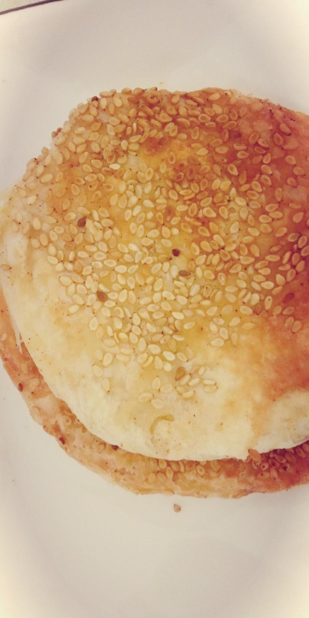 早餐店芝麻椒盐酥饼 外酥里软层次分明 一口咬下去直掉渣 附细节视频详解