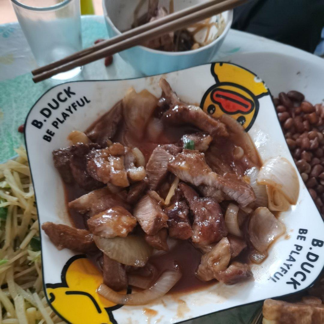 洋葱猪排，这个部位的猪肉煎一煎好吃又开胃，15分钟的晚餐料理