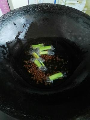 凉拌麻香芹菜叶的做法 步骤4