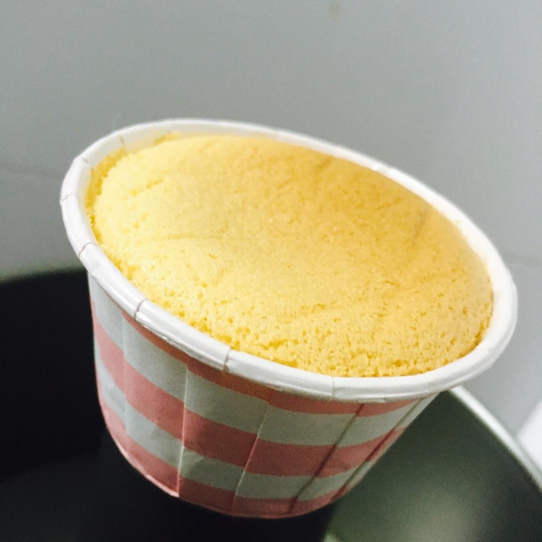 戚风杯子蛋糕^_^不开裂不回缩喔～