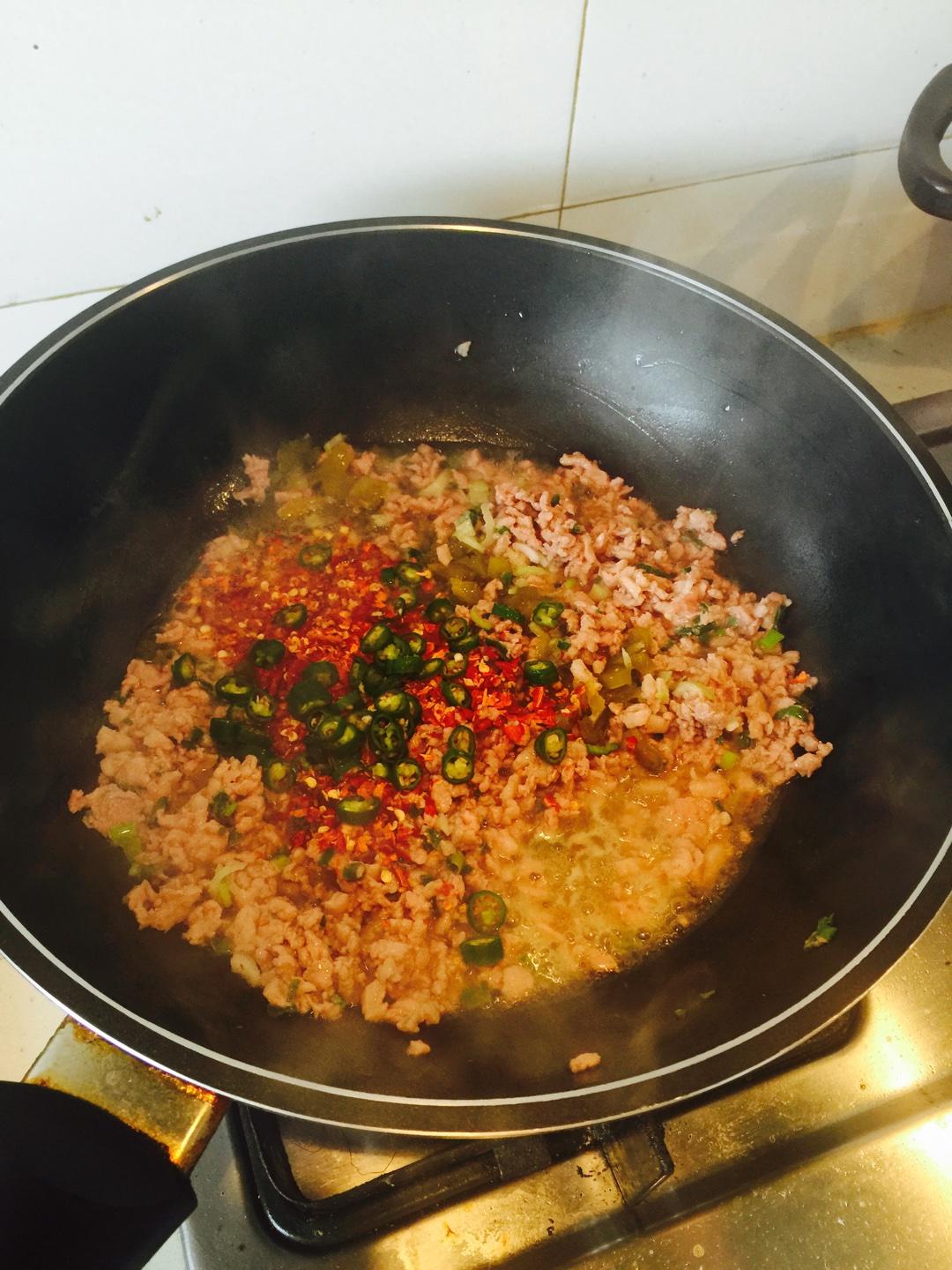 巨好吃的肉末炒榨菜的做法 步骤4
