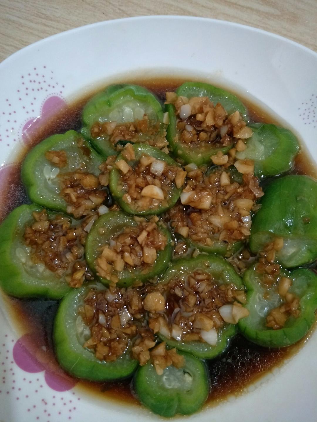 只需要五分钟就可以的美味蒜蓉蒸丝瓜