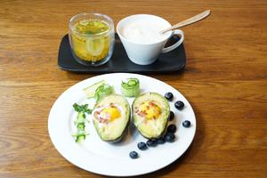 减脂早餐：牛油果焗蛋配牛奶燕麦片的做法 步骤7