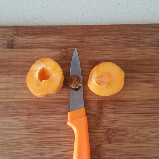自制杏酱的做法 步骤2