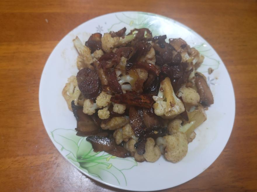 腊肉香肠炒花菜
