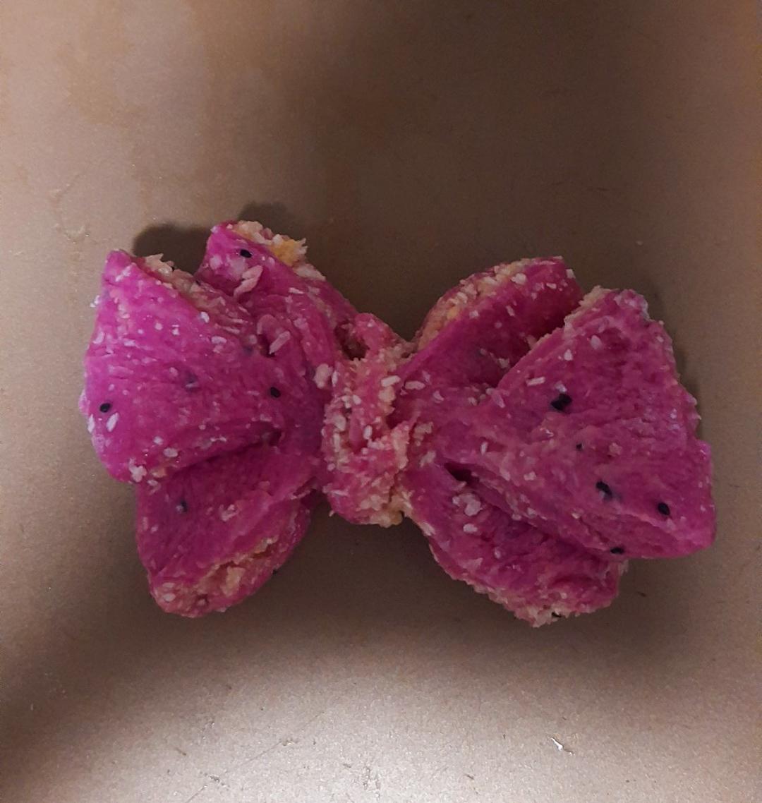 火龙果椰蓉蜂蜜蝴蝶结面包