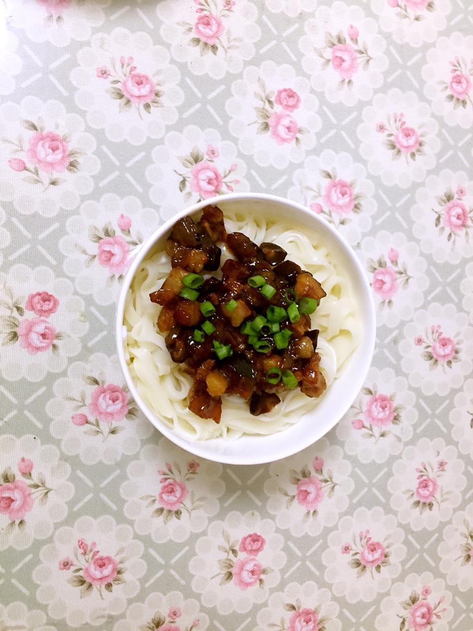 嘟芮妈做的香菇卤肉面