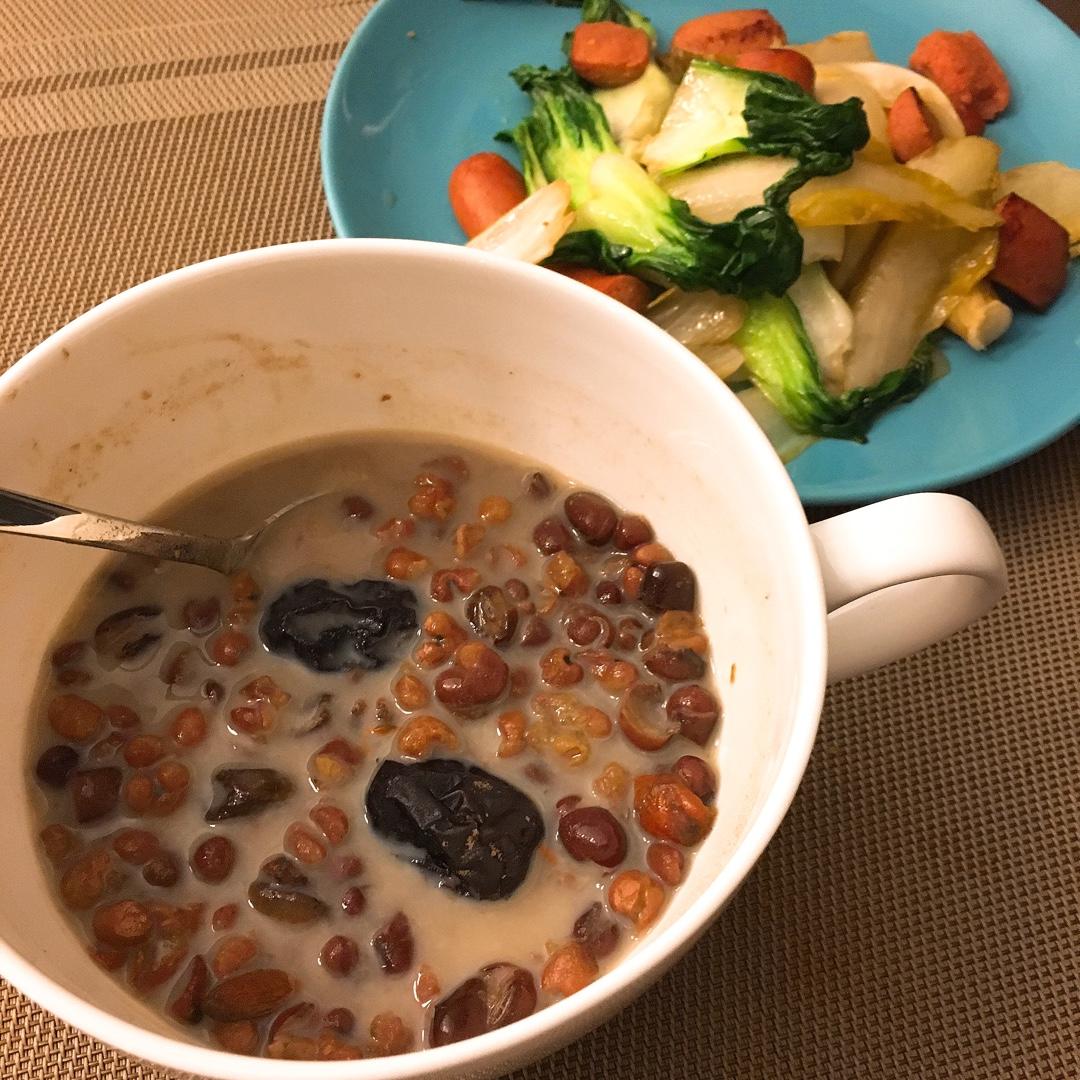 红枣红豆薏仁牛奶粥