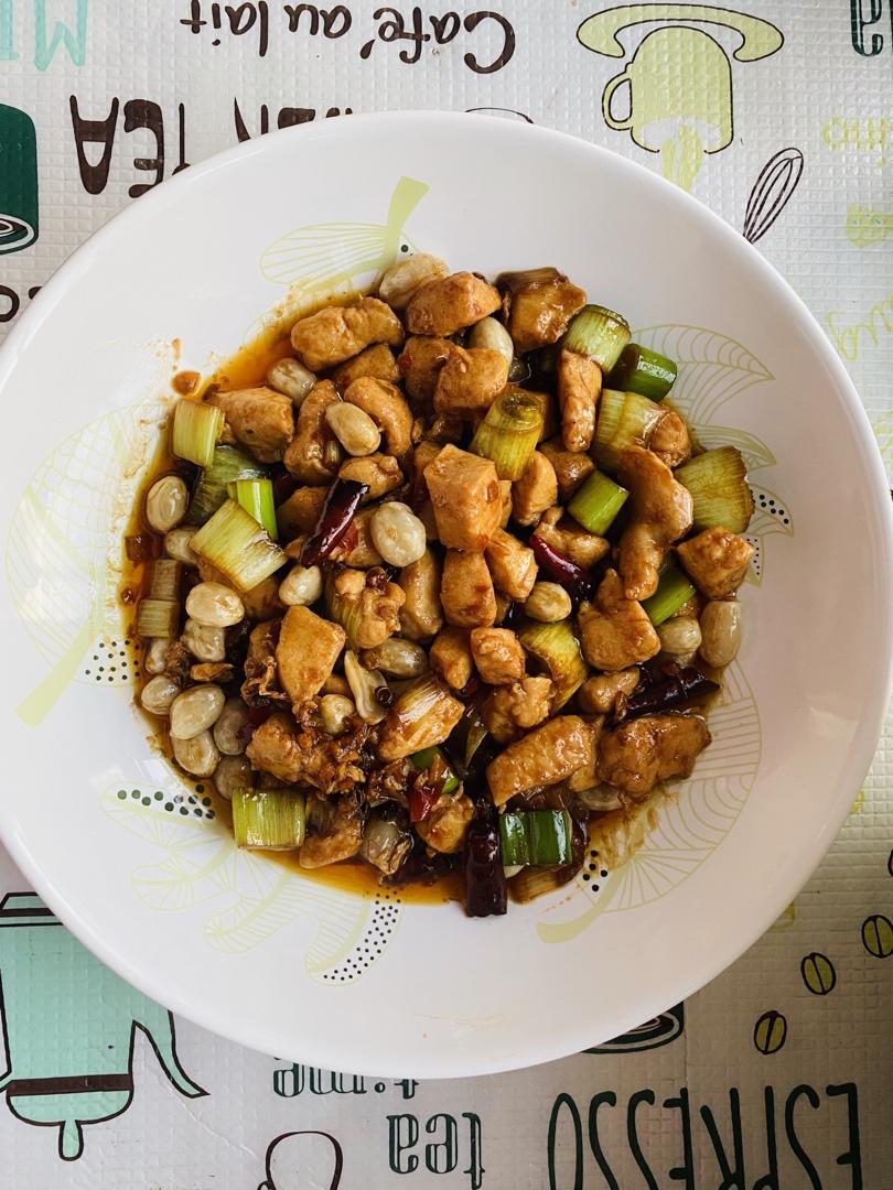 〈宫保鸡丁〉，小时候最爱的菜之一，郫县豆瓣酱版。欣小厨 😉