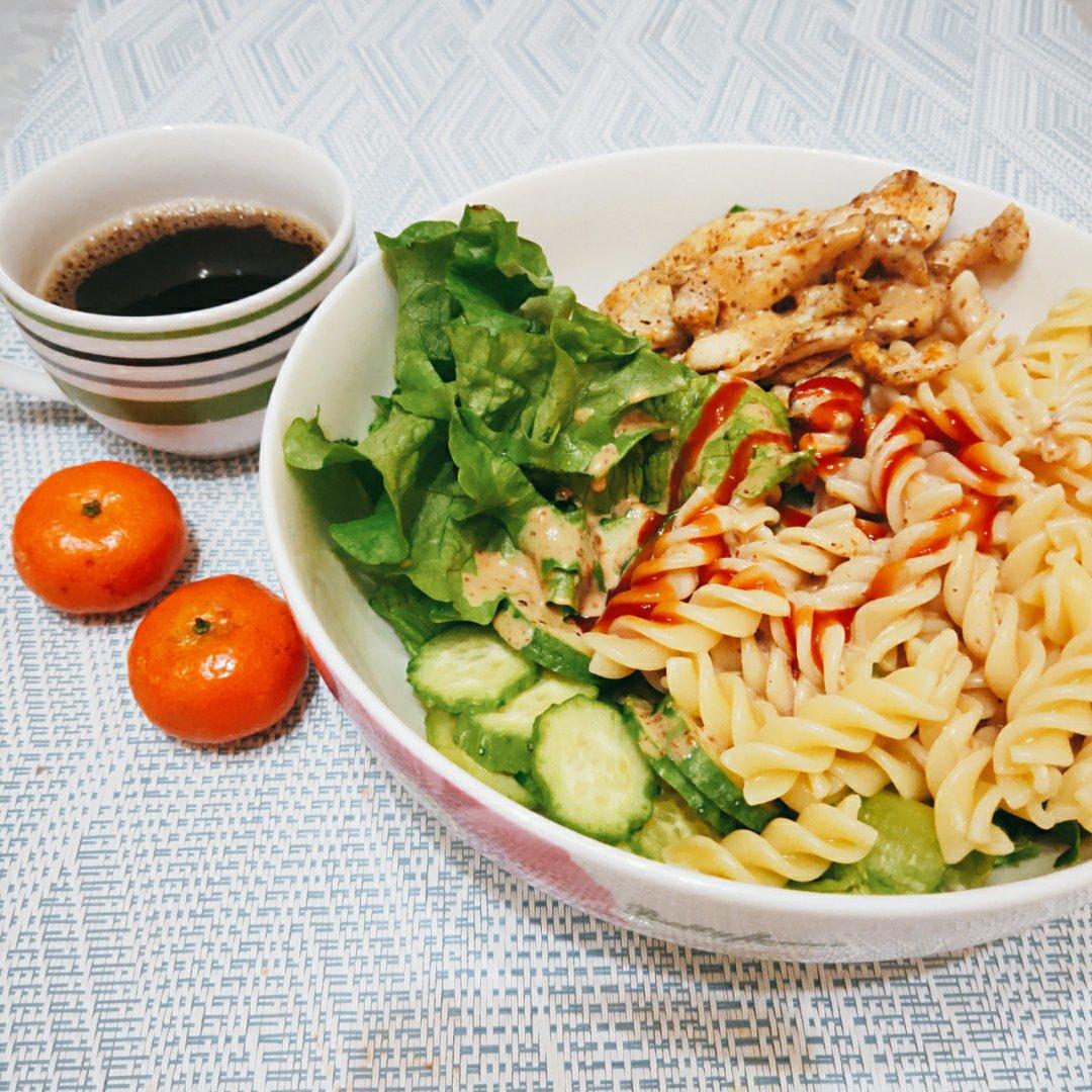煎鸡胸牛油果酱意面沙拉