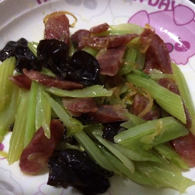 腊肠炒芹菜