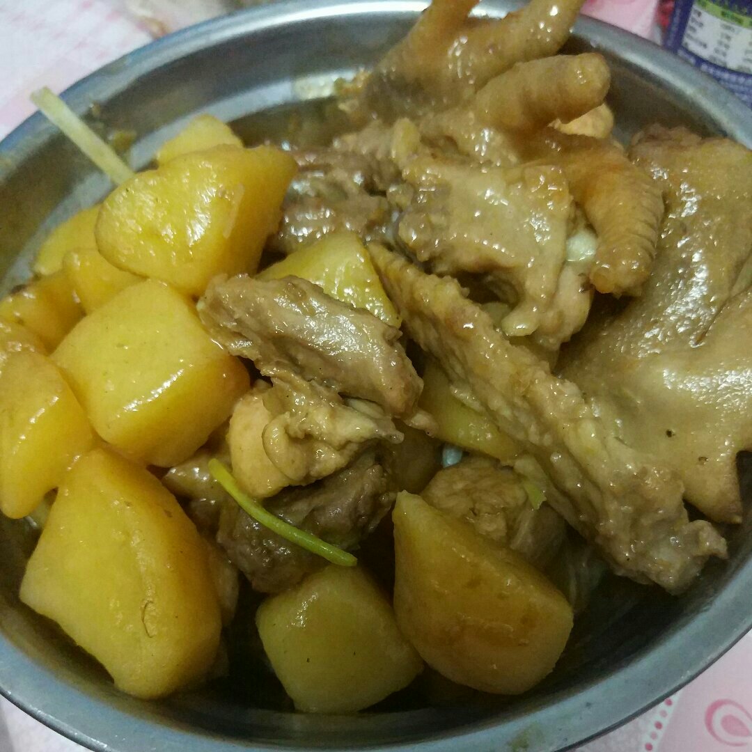 土豆焖三黄鸡（调料简单、易煮）