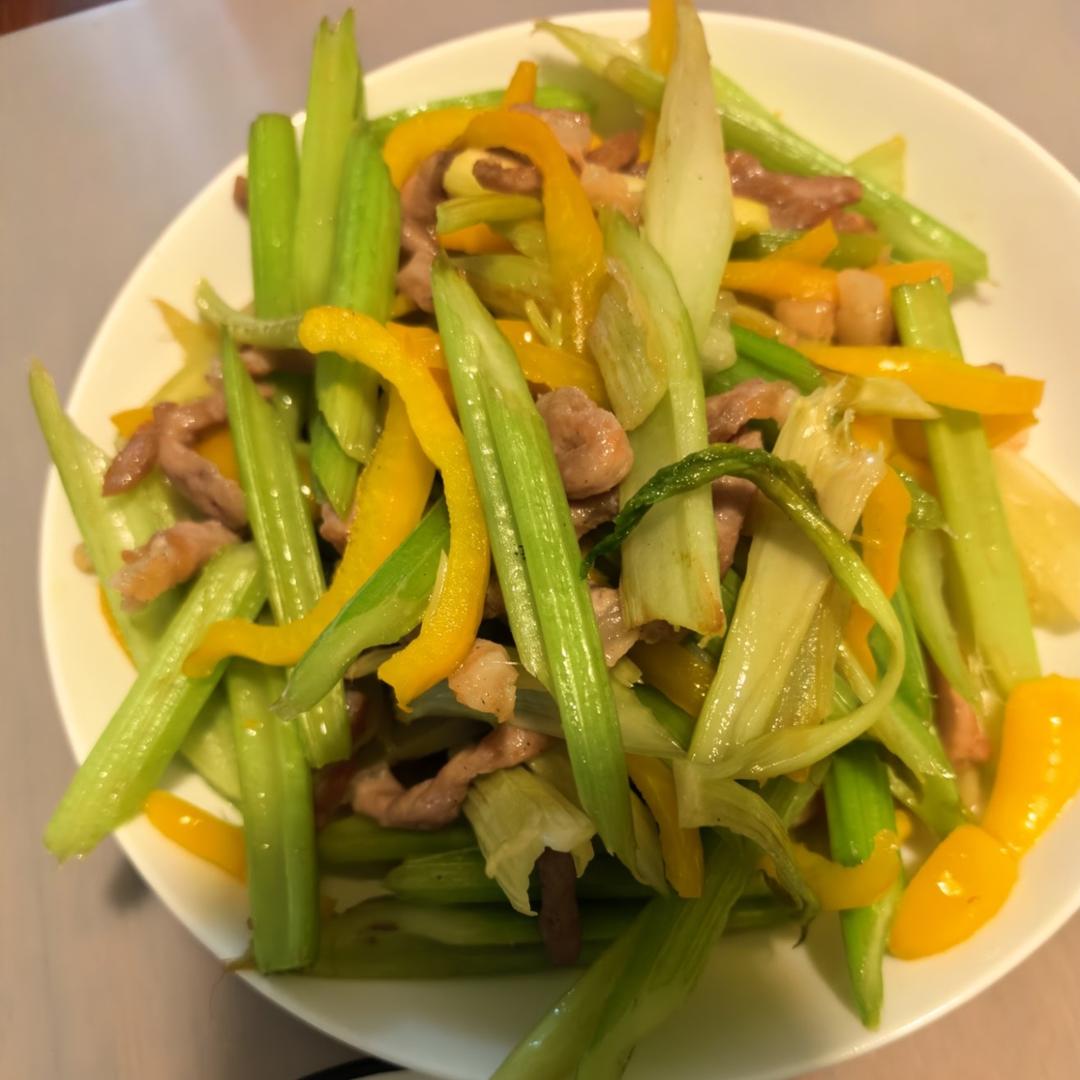 芹菜炒肉丝，晚餐吃不腻的家常小炒！