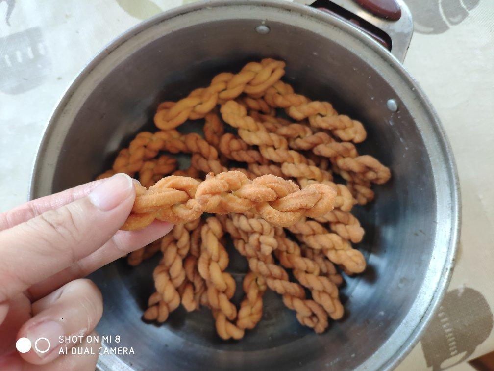 又香又酥鸡蛋小麻花，适合不爱甜食的你