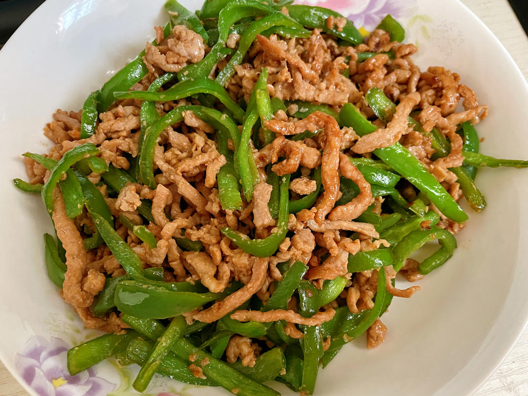 经典的家常菜，青椒炒肉丝，简单的食材也能做出如此美味