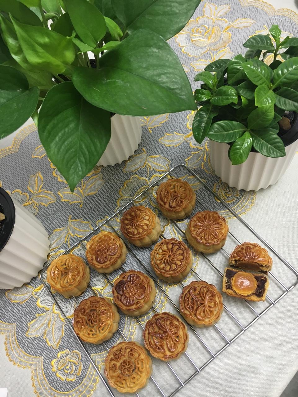 广式月饼－－蛋黄豆沙月饼