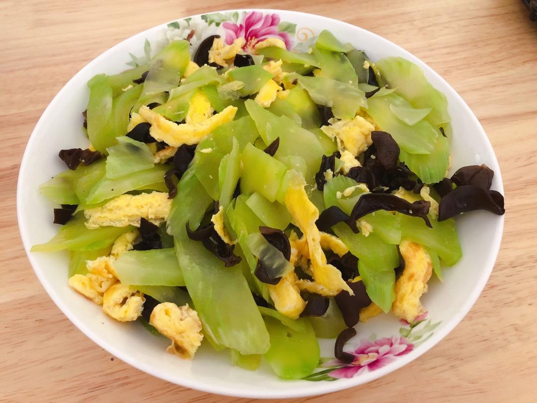 鸡蛋木耳炒莴笋
