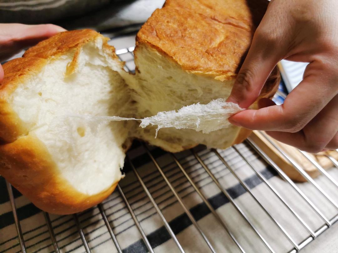 日式生吐司—你看这白白胖胖的吐司，像不像你的肚子呀？