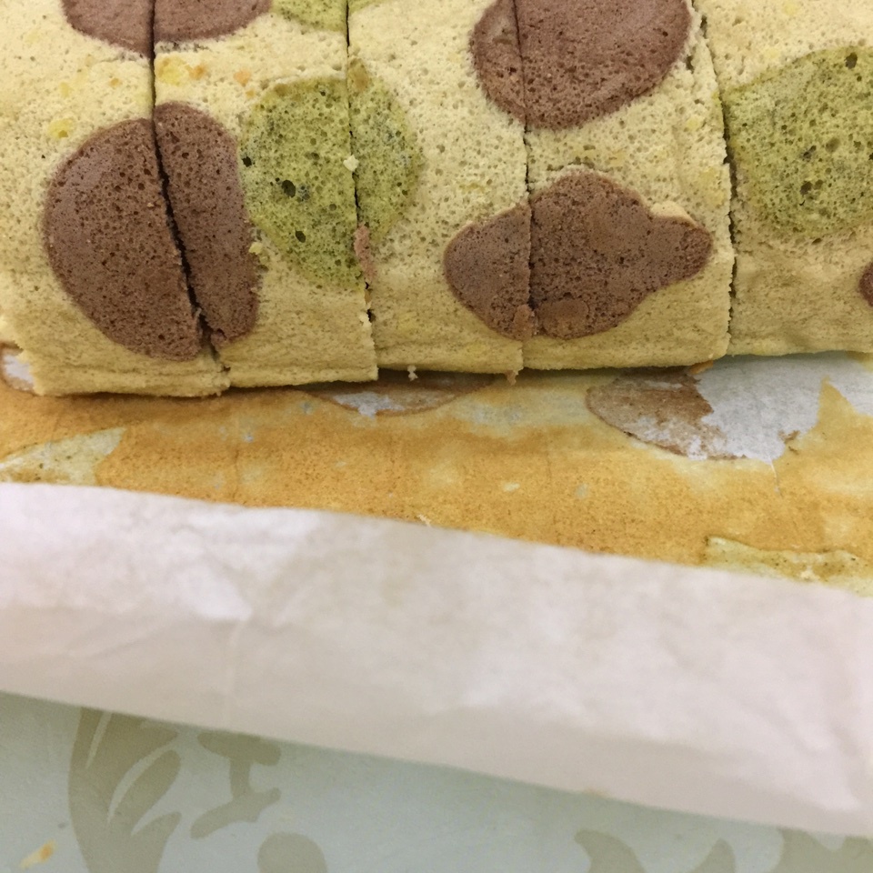 可可奶油波点蛋糕卷