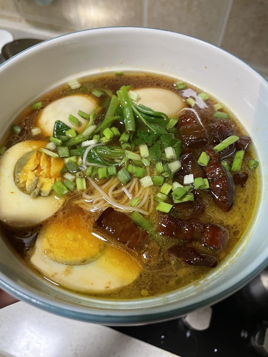 卤肉蛋面卤鸡蛋手抓饼握烤肠烤芝士片蛋白打发,蛋黄