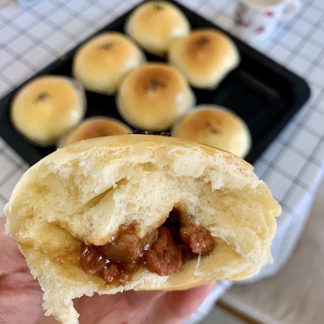 云朵般松软爆浆蜜汁叉烧包