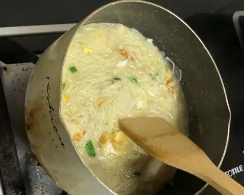 鸡蛋萝卜汤（萝卜这样炖，汤白鲜美，补锌又暖胃）的做法 步骤4