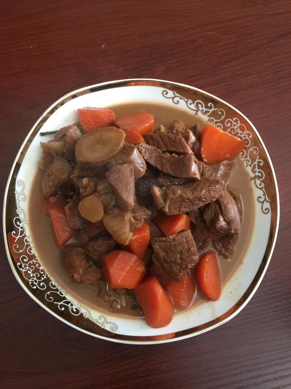 红焖羊肉炖胡萝卜
