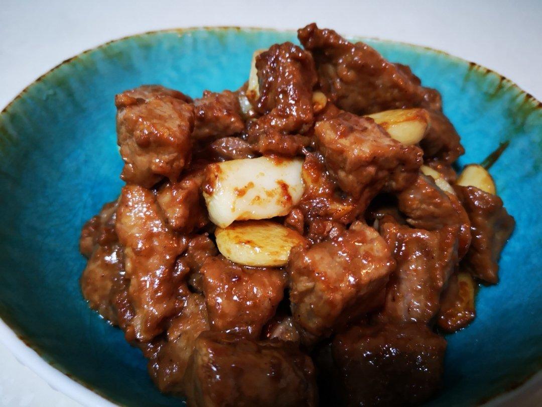 一朵美厨：黑蒜子牛肉粒——牛肉这样吃，我能吃一整盘，连大蒜都没放过！