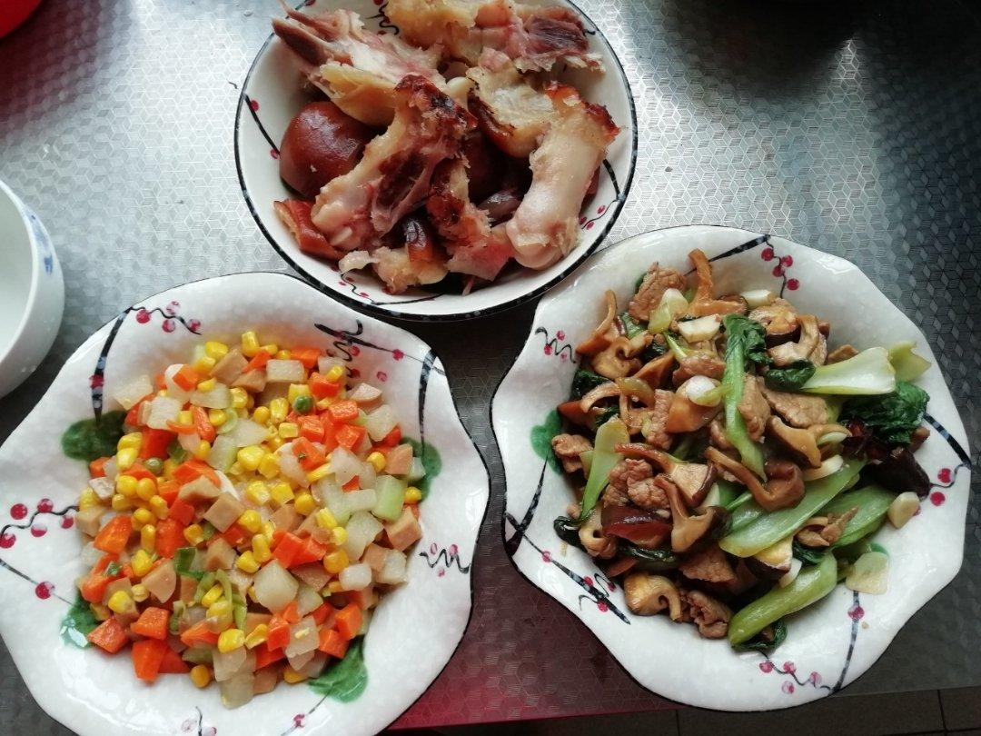 冬瓜胡萝卜玉米粒火腿肠一起炒。香菇炒油菜。