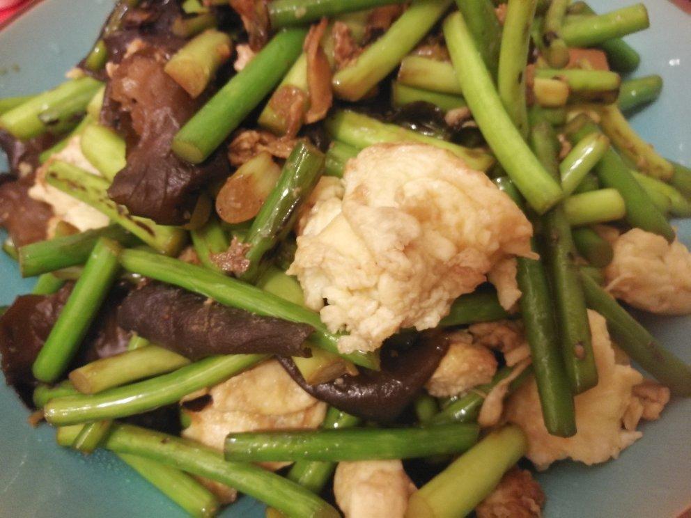 蒜薹炒木耳 Woodear Mushroom with Garlic and Egg
