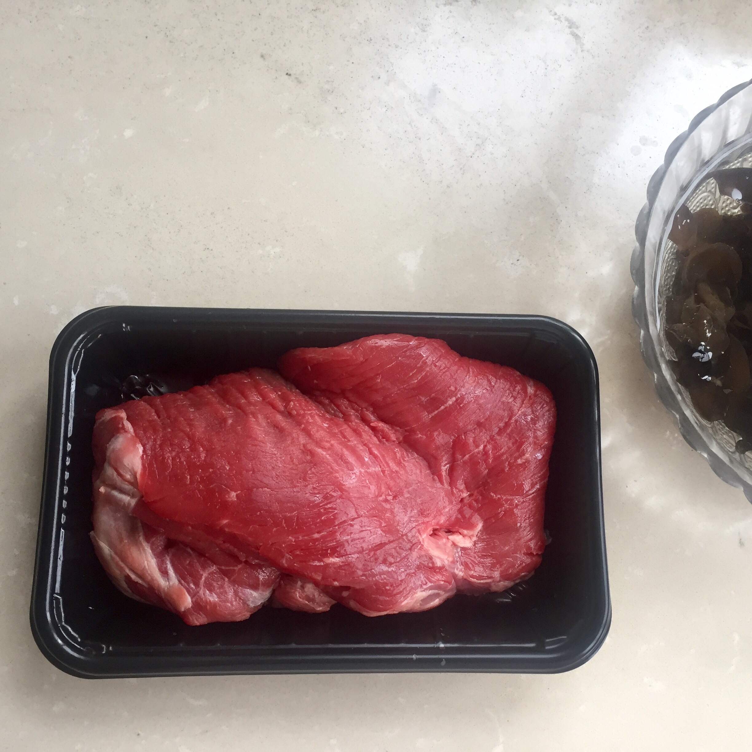 瞎凑合的莴苣牛肉的做法 步骤1