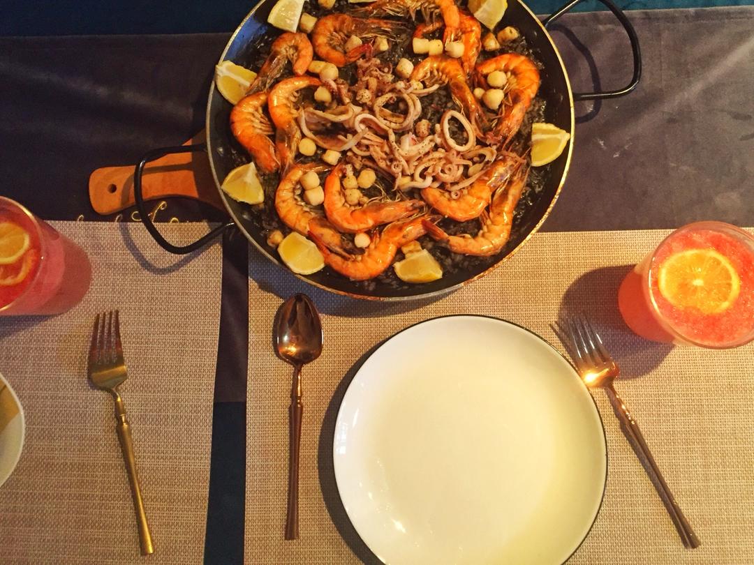 西班牙墨鱼汁海鲜饭