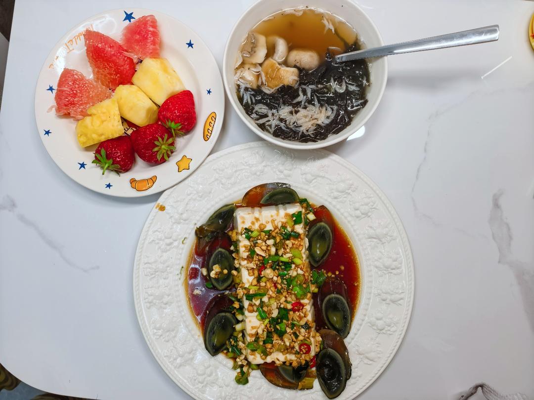 凉拌皮蛋豆腐，紫菜虾米皮口蘑汤，草莓菠萝西柚水果拼盘外加一片全麦面包