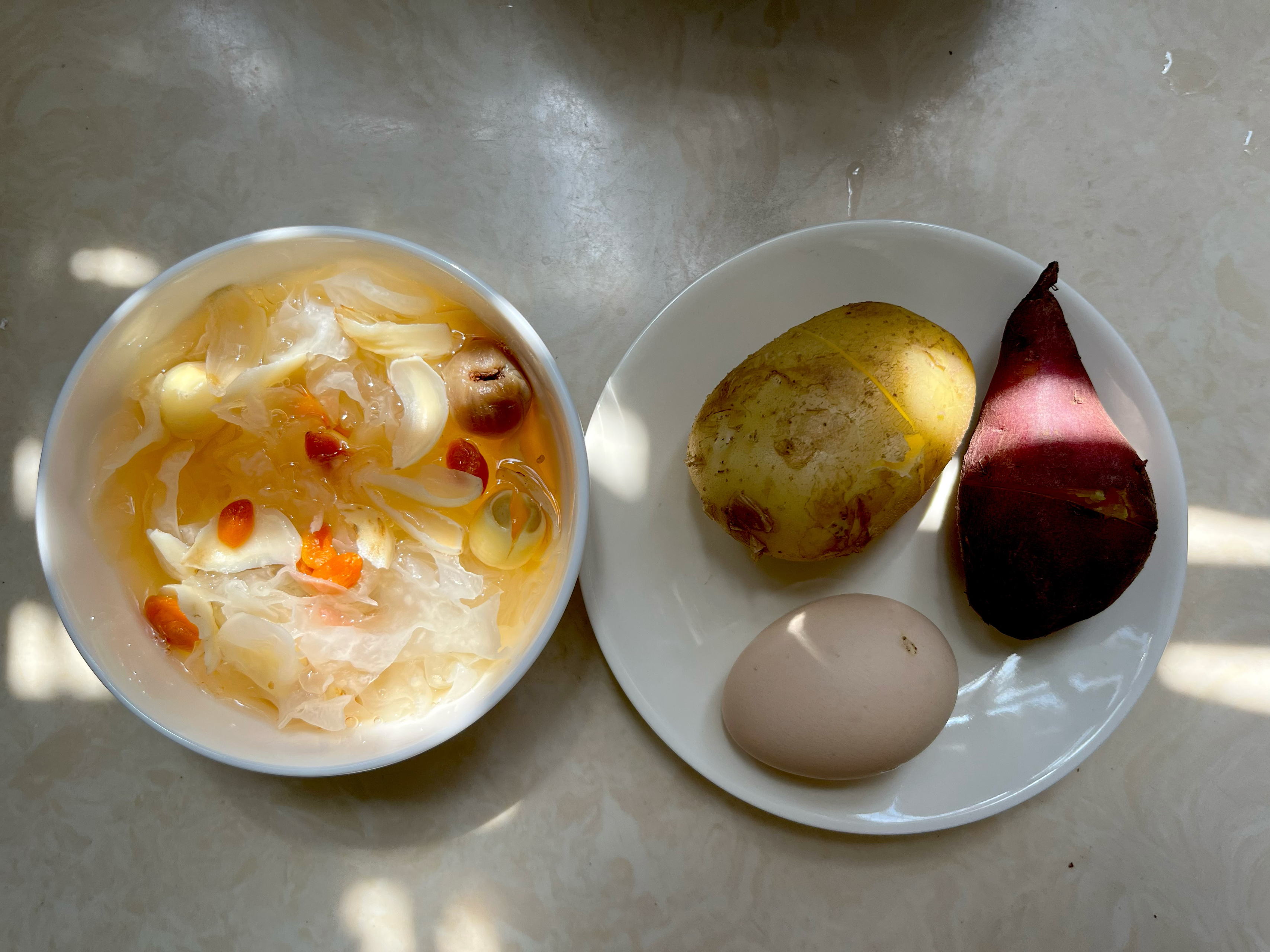 营养健康早餐～

“桂圆莲子百合银耳羹”
“蒸土豆 板栗红薯 水煮蛋”的做法