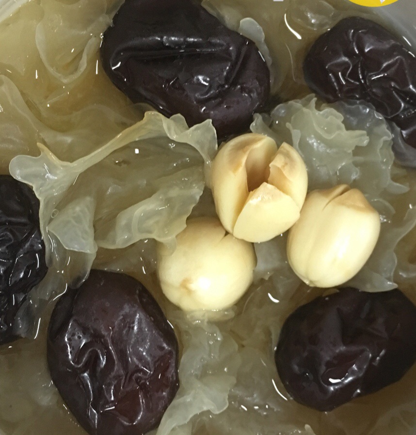 银耳红枣莲子羹Tremella jujube lotus nuts sweet soup
